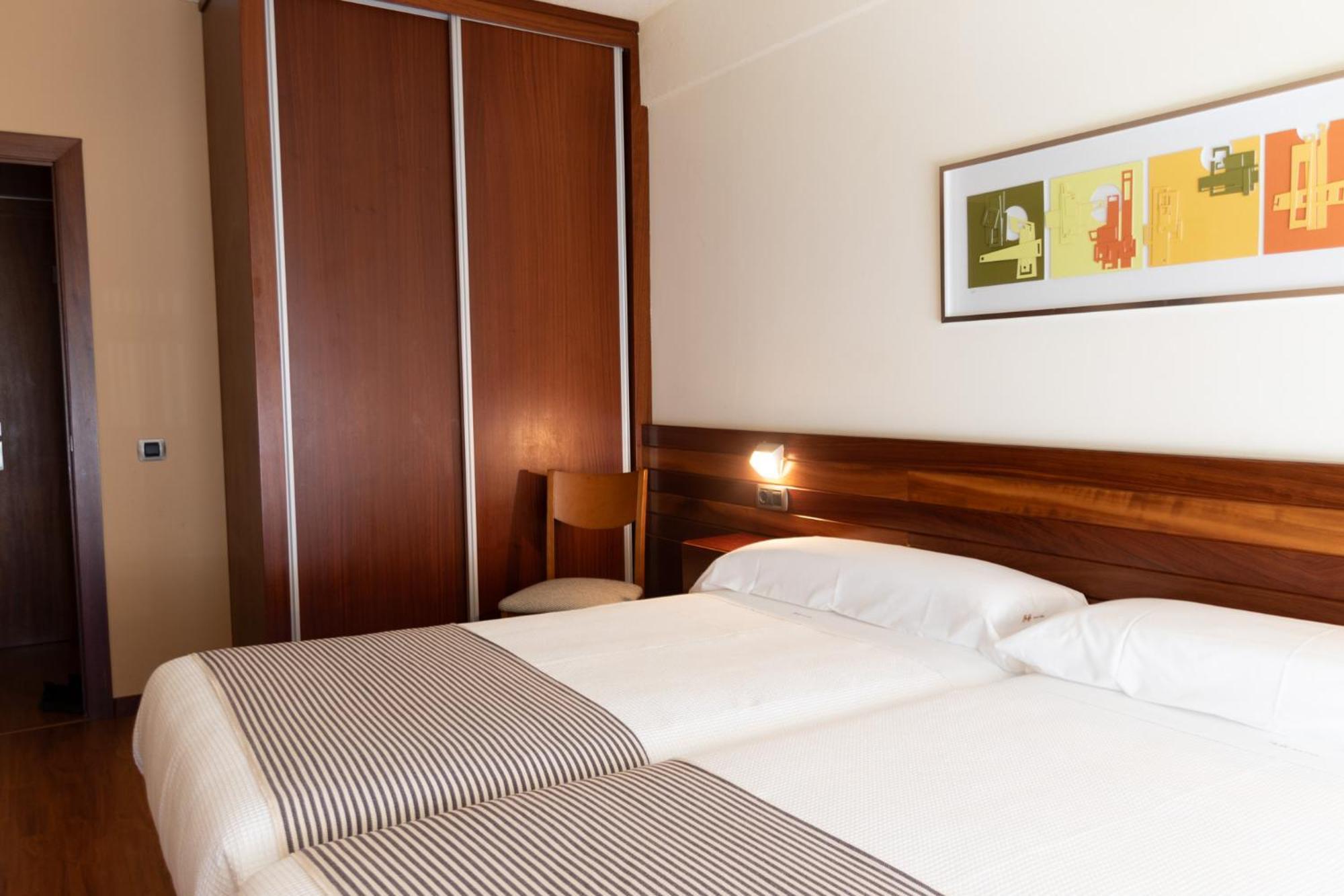 Hotel Restaurante San Anton Тапия-де-Касарьего Экстерьер фото