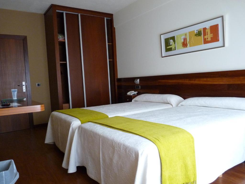 Hotel Restaurante San Anton Тапия-де-Касарьего Экстерьер фото